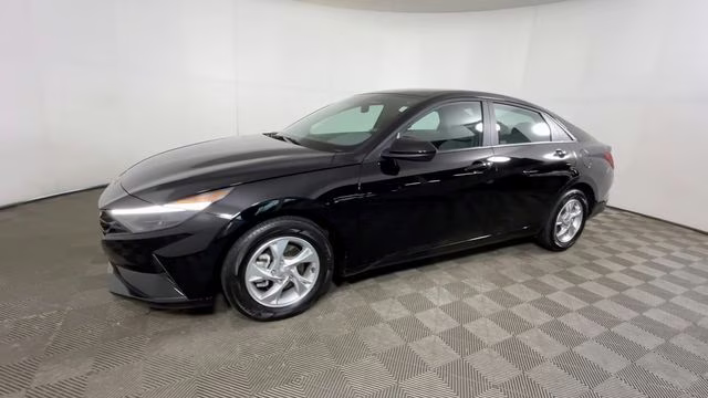 2023 Onyx Black Hyundai Elantra SE FWD Sedan