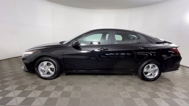 2023 Onyx Black Hyundai Elantra SE FWD Sedan