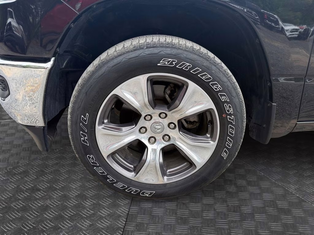 2024 Diamond Black Crystal Pearlcoat Ram 1500 Laramie RWD Truck