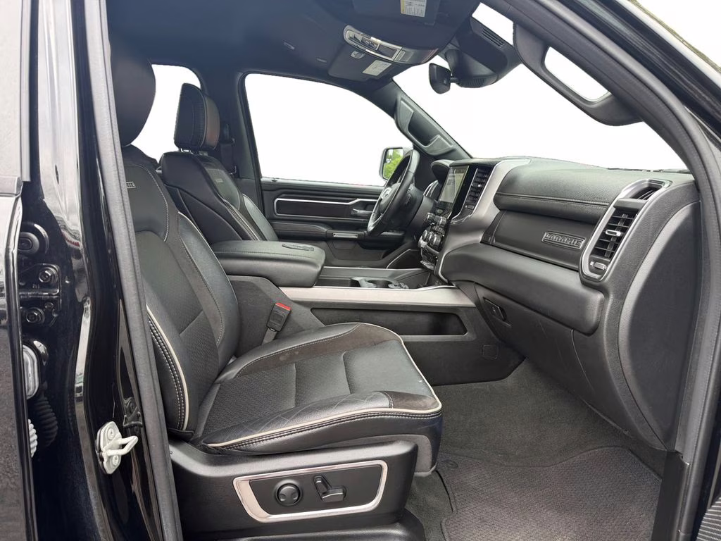 2024 Diamond Black Crystal Pearlcoat Ram 1500 Laramie RWD Truck