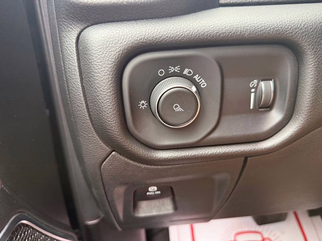 2024 Diamond Black Crystal Pearlcoat Ram 1500 Laramie RWD Truck