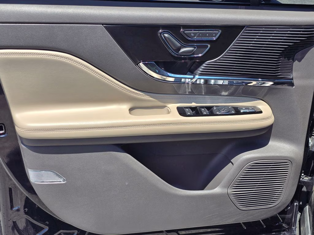 2022 Black Metallic Lincoln Corsair Standard FWD SUV