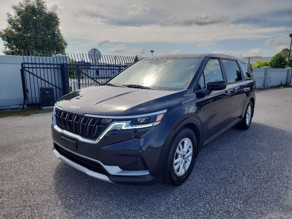 2022 Kia Sedona LX's photo