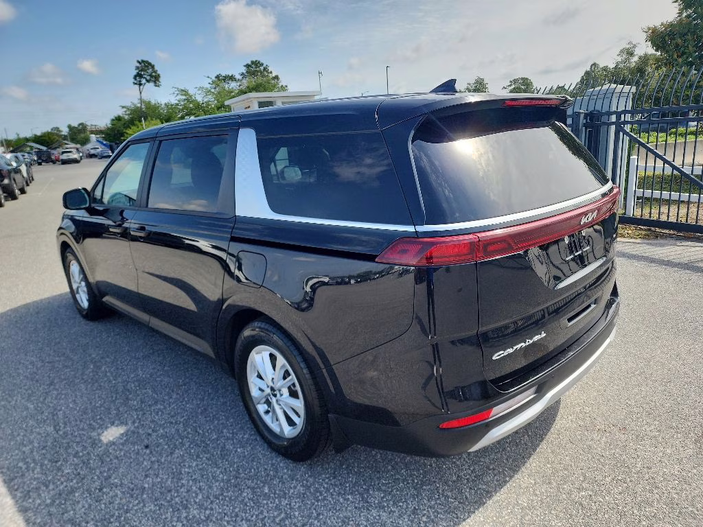 2022 Black Kia Carnival LX FWD Van