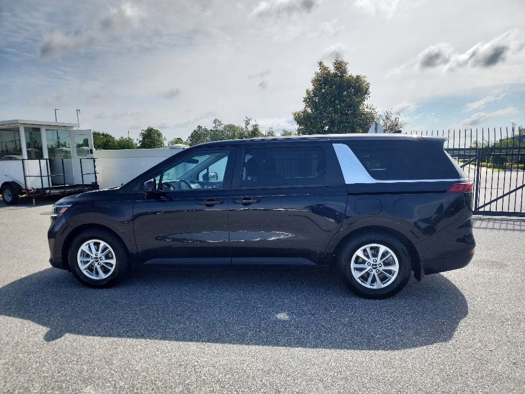 2022 Black Kia Carnival LX FWD Van