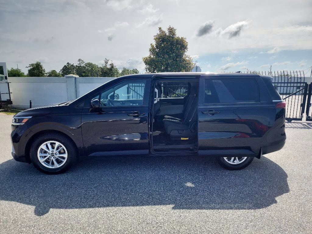 2022 Black Kia Carnival LX FWD Van