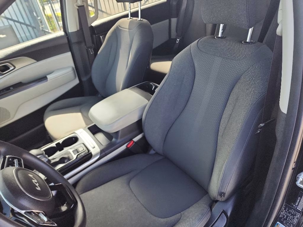 2022 Black Kia Carnival LX FWD Van