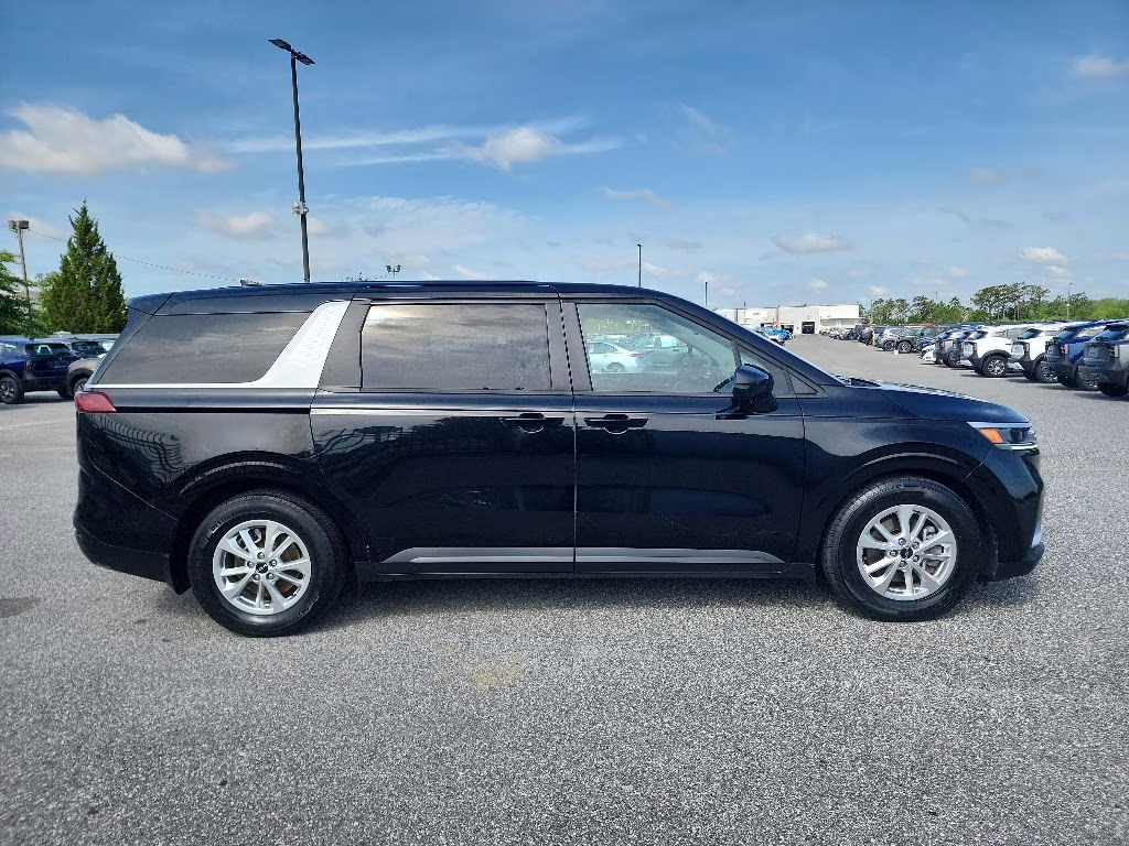 2022 Black Kia Carnival LX FWD Van