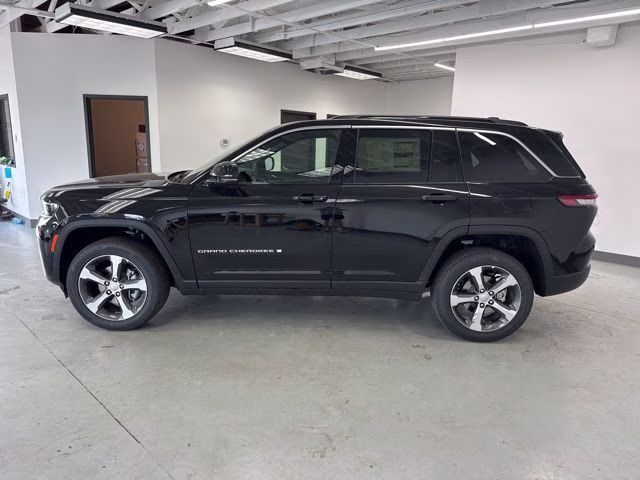 2026 Diamond Black Crystal Pearlcoat Jeep Grand Cherokee Limited 4X4 SUV