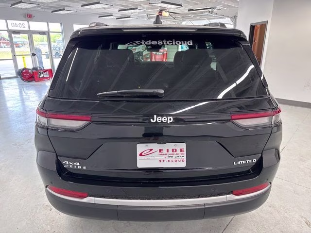 2026 Diamond Black Crystal Pearlcoat Jeep Grand Cherokee Limited 4X4 SUV