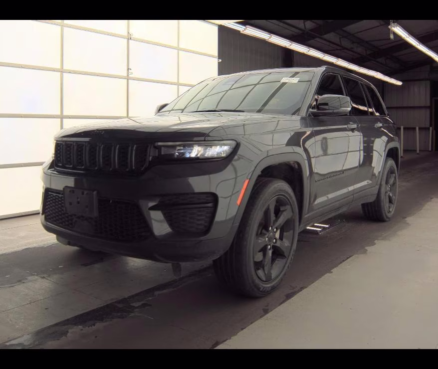 2023 Baltic Gray Metallic Clearcoat Jeep Grand Cherokee Altitude 4X4 SUV