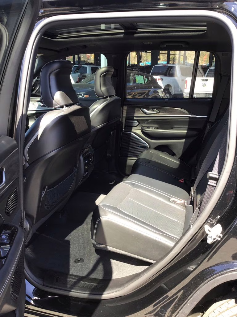 2023 Diamond Black Crystal Pearlcoat Jeep Grand Cherokee Overland 4xe 4X4 SUV