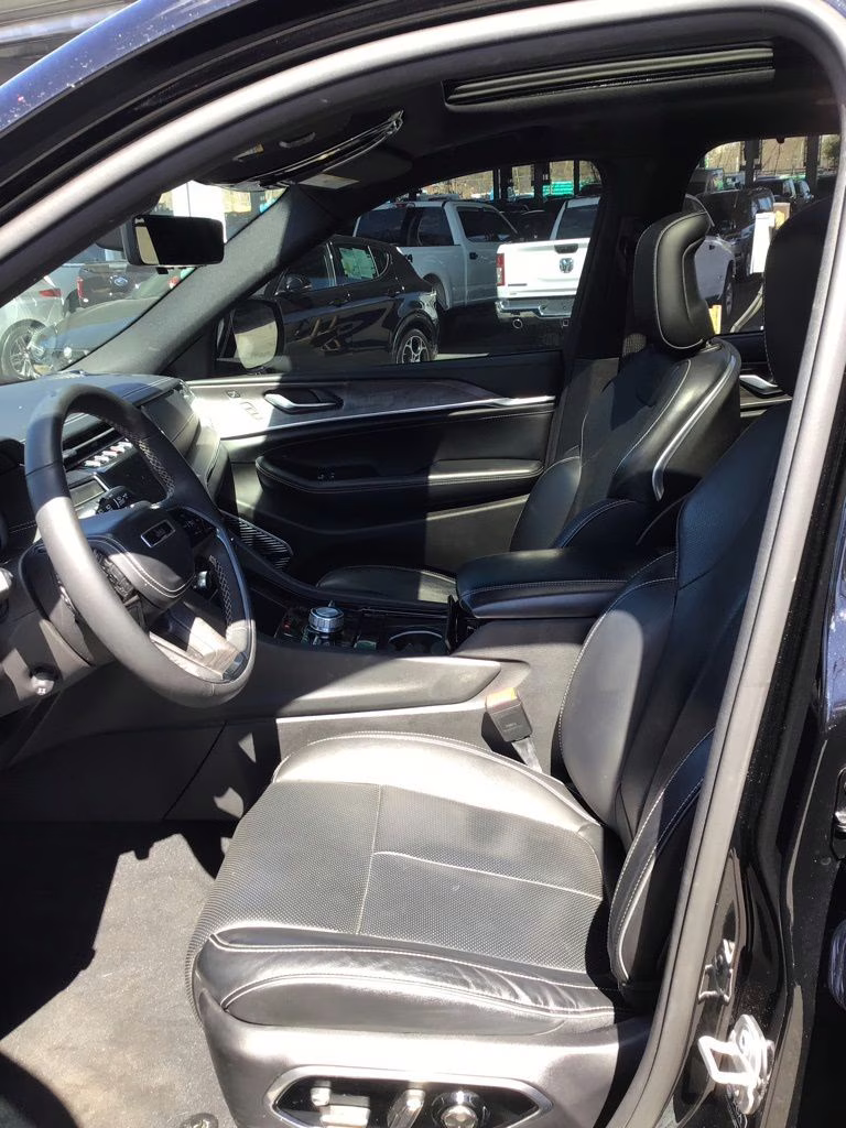 2023 Diamond Black Crystal Pearlcoat Jeep Grand Cherokee Overland 4xe 4X4 SUV