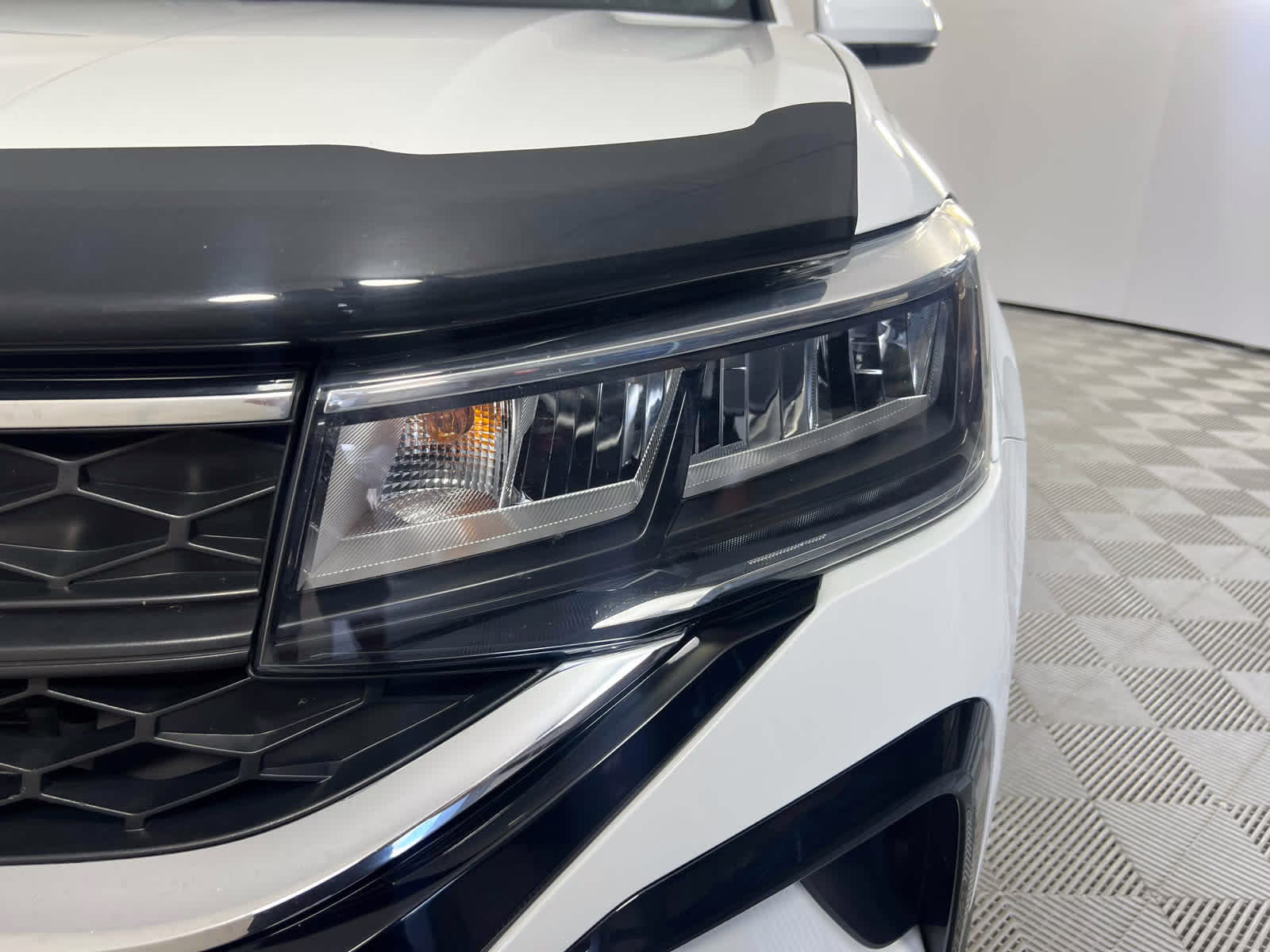 2022 Pure White Volkswagen Taos SE FWD