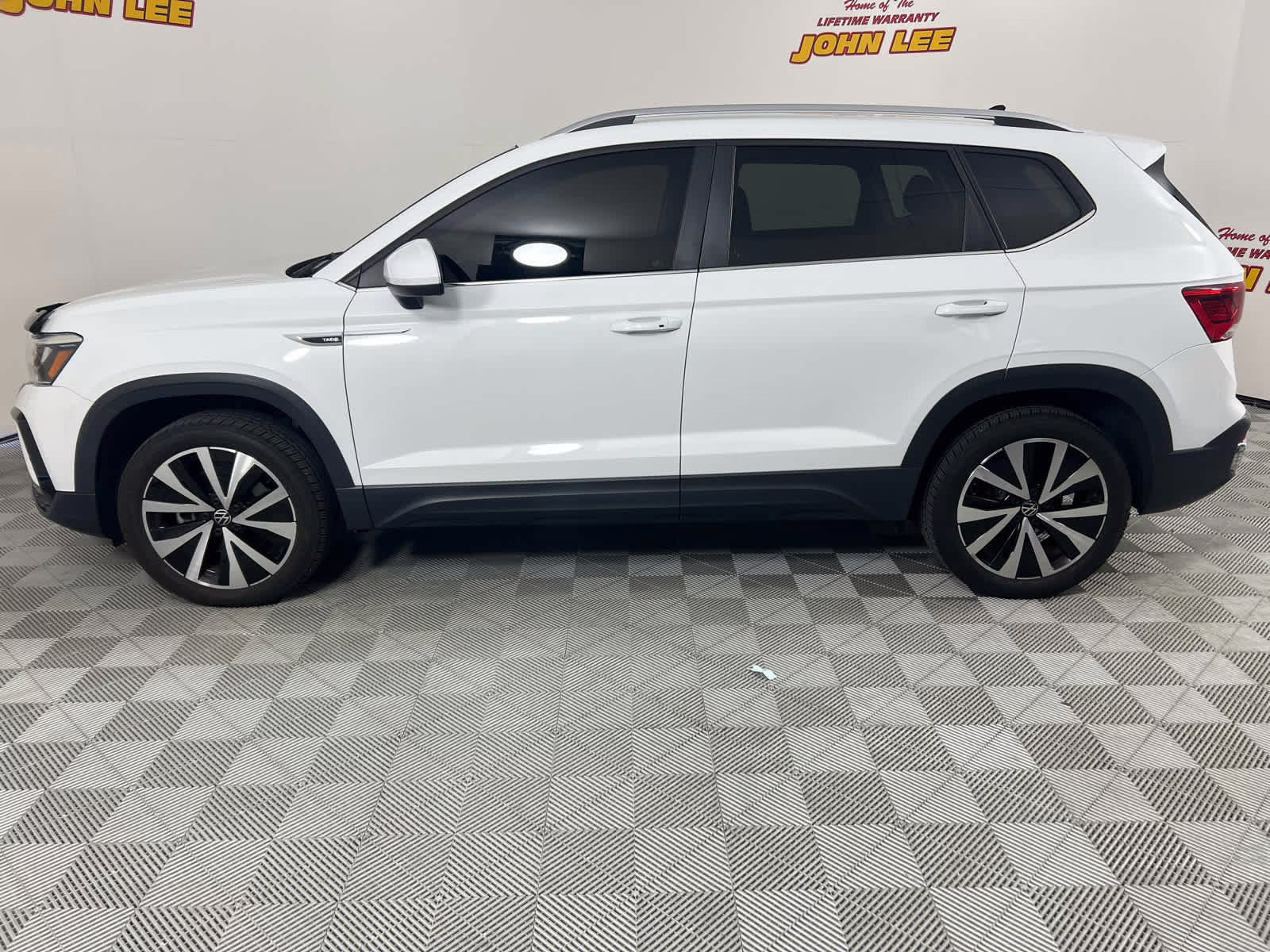 2022 Pure White Volkswagen Taos SE FWD