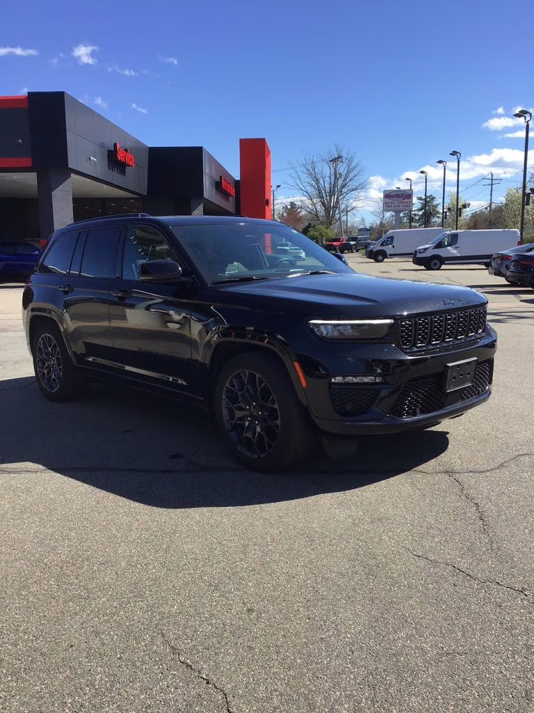 2023 Diamond Black Crystal Pearlcoat Jeep Grand Cherokee 4X4 SUV