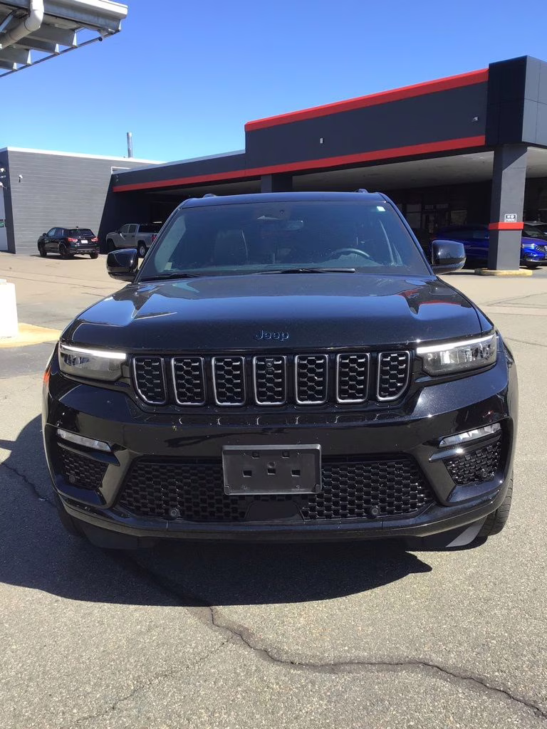 2023 Diamond Black Crystal Pearlcoat Jeep Grand Cherokee 4X4 SUV