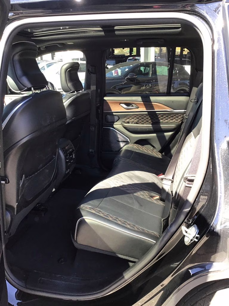 2023 Diamond Black Crystal Pearlcoat Jeep Grand Cherokee 4X4 SUV