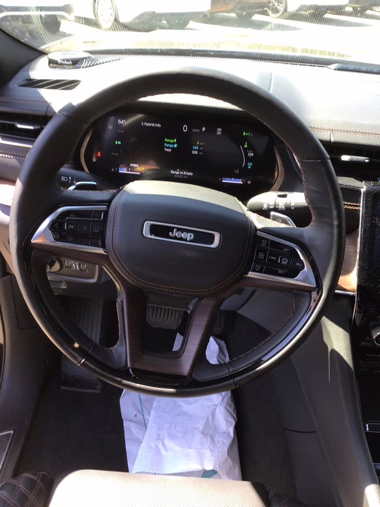 2023 Diamond Black Crystal Pearlcoat Jeep Grand Cherokee 4X4 SUV