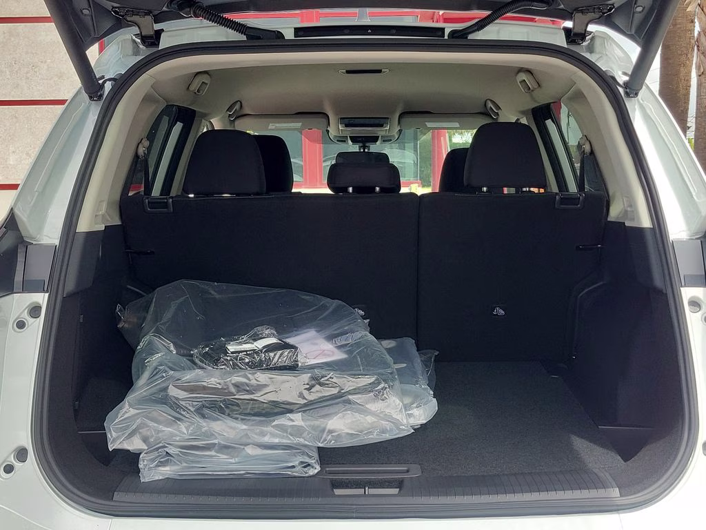 2026 Everest White Pearl Tricoat Nissan Rogue SV FWD SUV