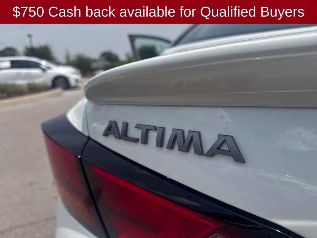 2026 Pearl White/Super Black Nissan Altima 2.5 SR FWD Sedan