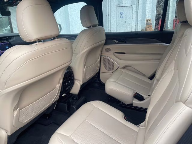 2025 Diamond Black Crystal Pearlcoat Jeep Grand Cherokee L Limited 4X4 SUV