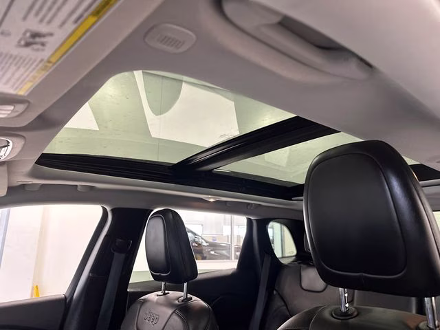 2022 Bright White Clearcoat Jeep Cherokee Limited 4X4 SUV