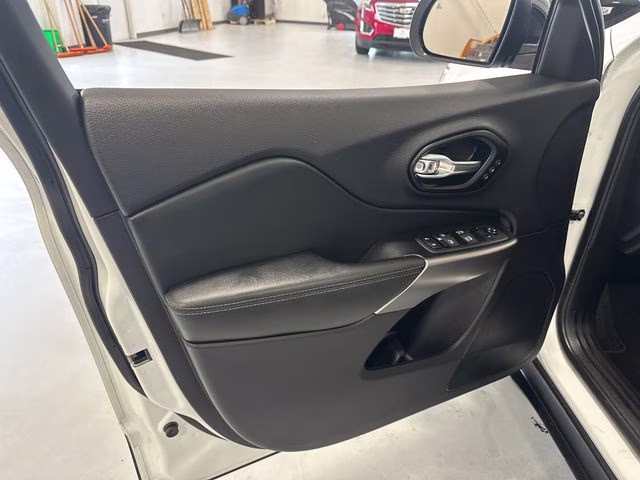 2022 Bright White Clearcoat Jeep Cherokee Limited 4X4 SUV