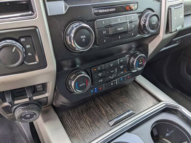 2020 White Metallic Ford Super Duty F-250 SRW Lariat 4X4 Truck
