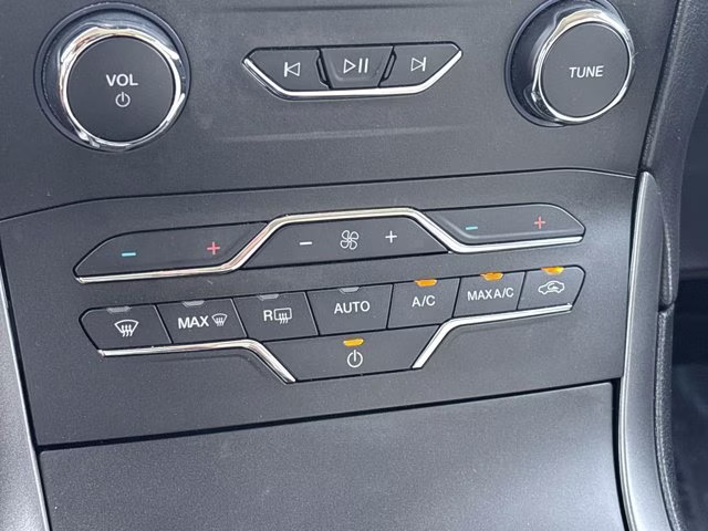 2020 Oxford White Ford Edge SE FWD SUV