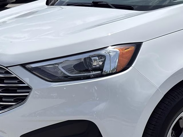 2020 Oxford White Ford Edge SE FWD SUV
