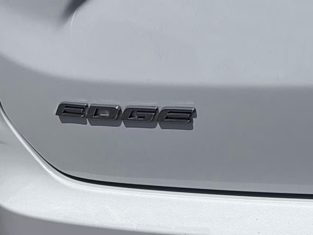 2020 Oxford White Ford Edge SE FWD SUV