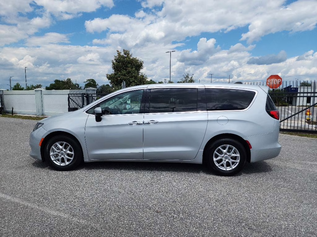 2023 Silver Mist Clearcoat Chrysler Voyager LX FWD Van