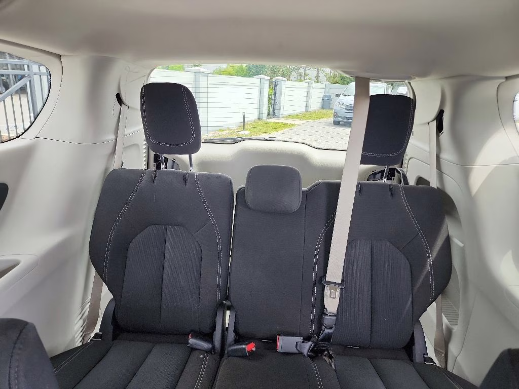 2023 Silver Mist Clearcoat Chrysler Voyager LX FWD Van