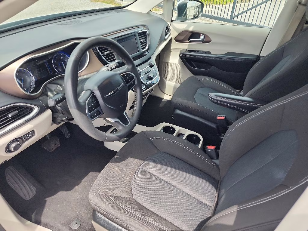 2023 Silver Mist Clearcoat Chrysler Voyager LX FWD Van