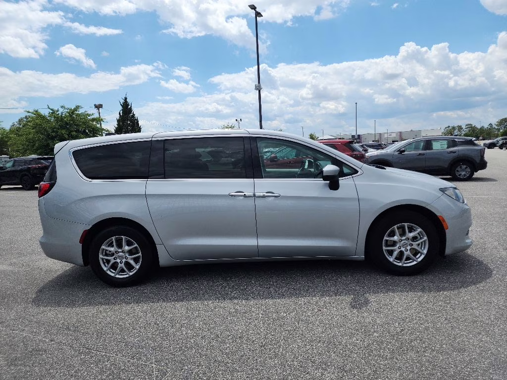 2023 Silver Mist Clearcoat Chrysler Voyager LX FWD Van