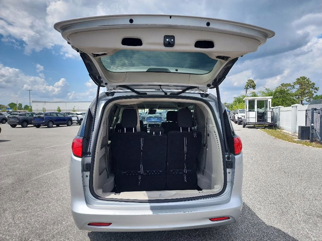 2023 Silver Mist Clearcoat Chrysler Voyager LX FWD Van