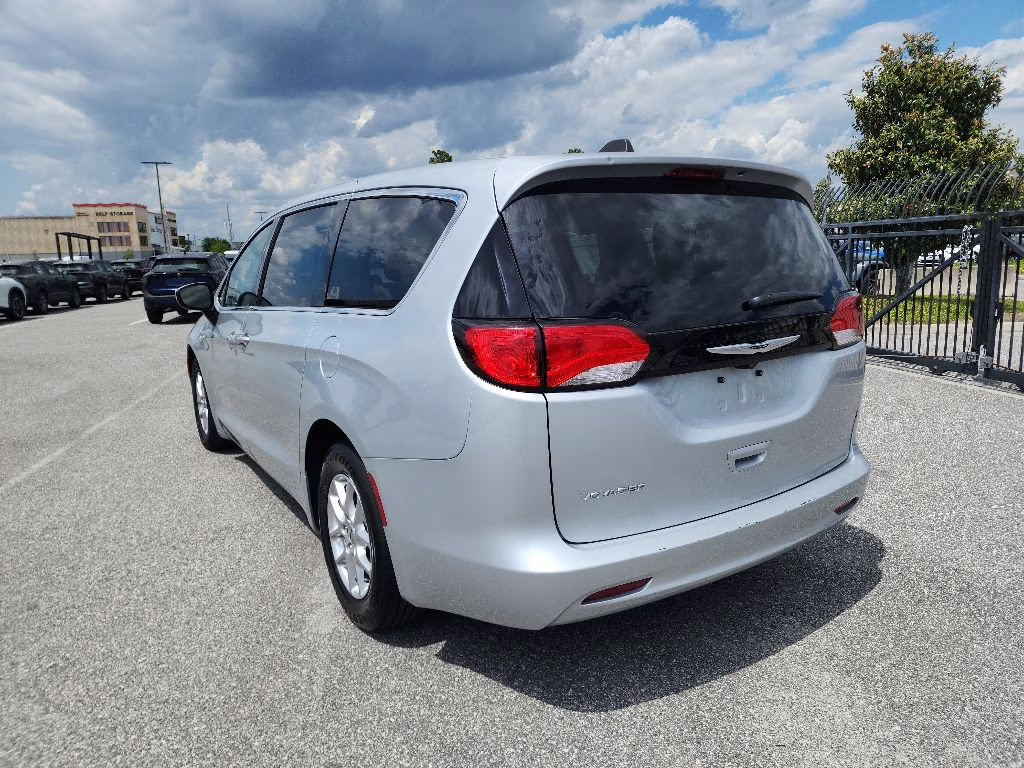 2023 Silver Mist Clearcoat Chrysler Voyager LX FWD Van