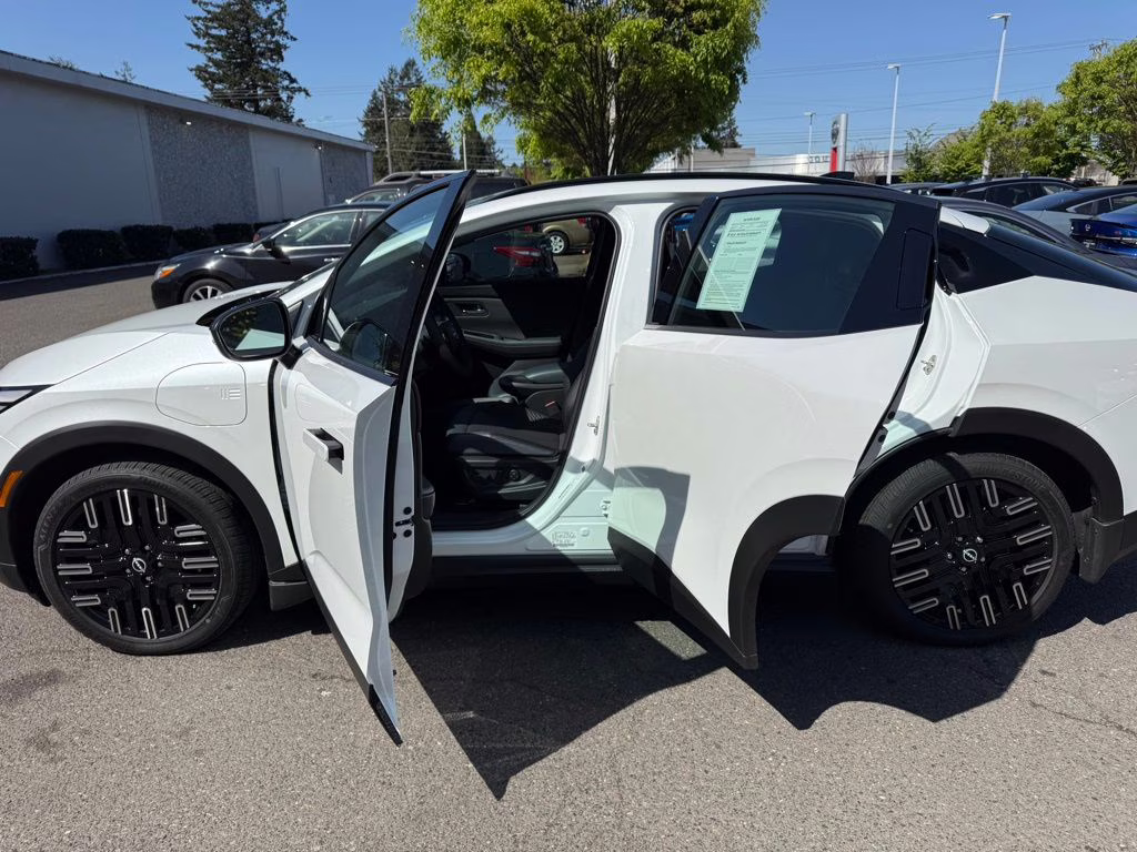 2026 Everest White Pearl Tricoat Nissan LEAF PLATINUM+ FWD SUV
