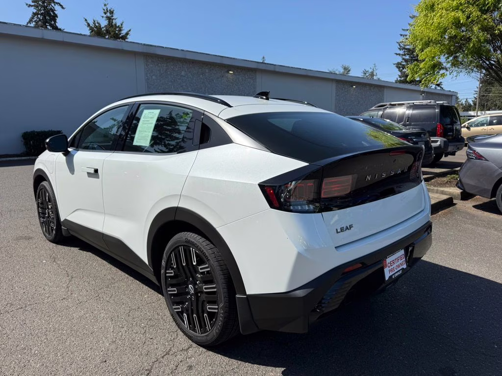 2026 Everest White Pearl Tricoat Nissan LEAF PLATINUM+ FWD SUV