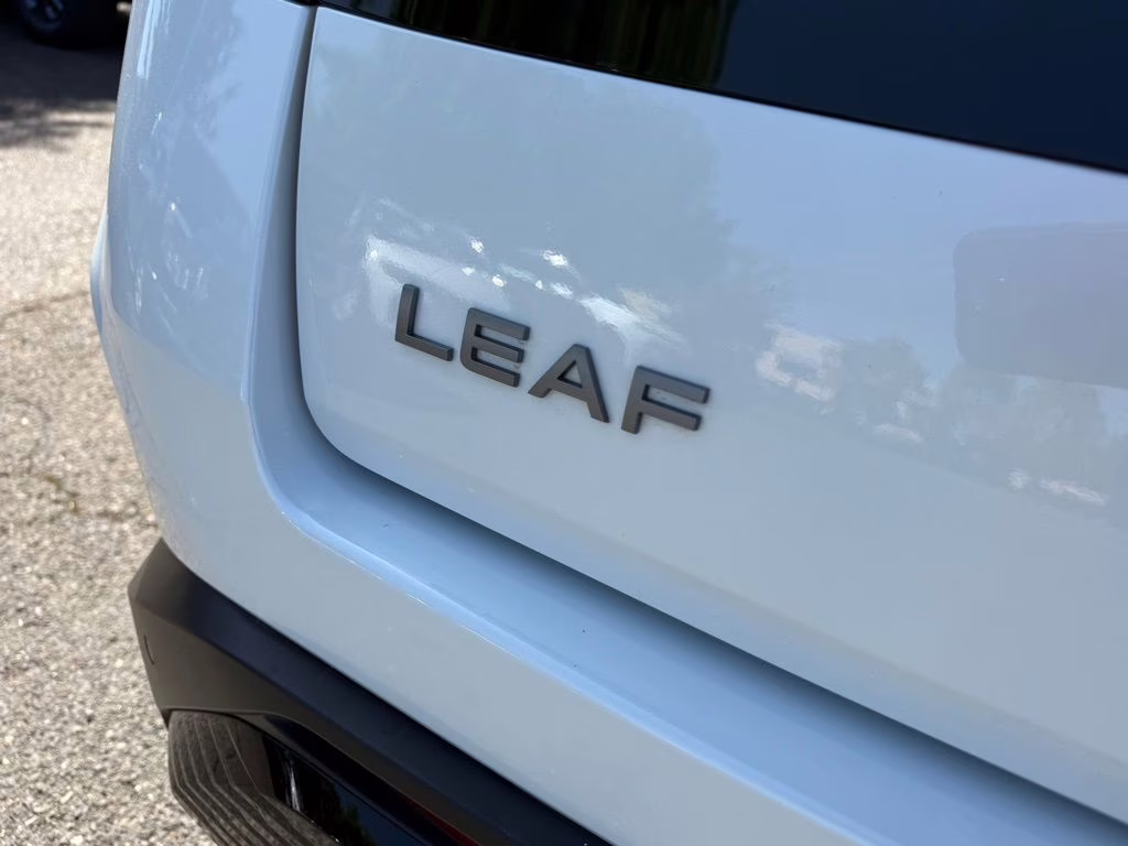 2026 Everest White Pearl Tricoat Nissan LEAF PLATINUM+ FWD SUV