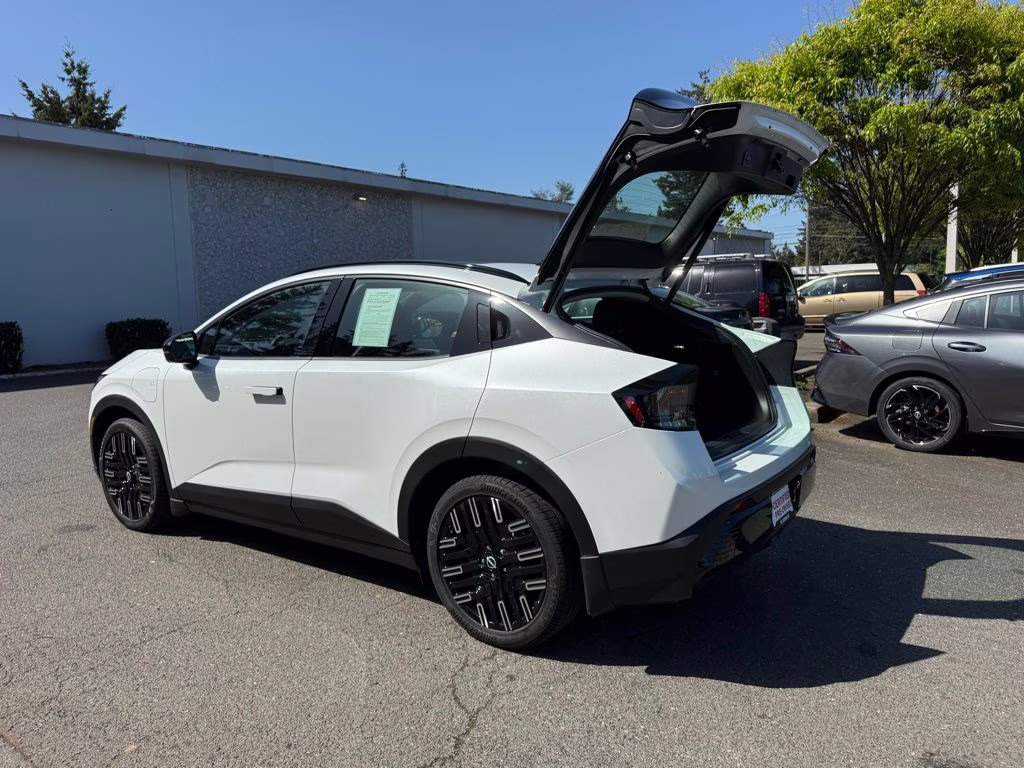 2026 Everest White Pearl Tricoat Nissan LEAF PLATINUM+ FWD SUV