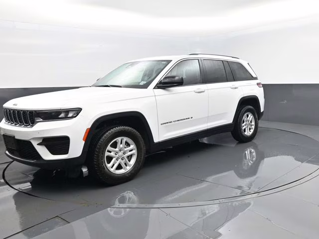 2023 Bright White Clearcoat Jeep Grand Cherokee Laredo 4X4 SUV