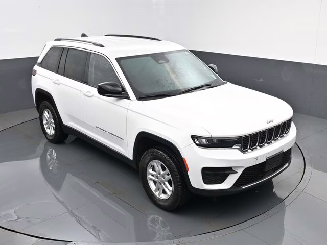 2023 Bright White Clearcoat Jeep Grand Cherokee Laredo 4X4 SUV