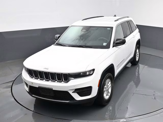2023 Bright White Clearcoat Jeep Grand Cherokee Laredo 4X4 SUV