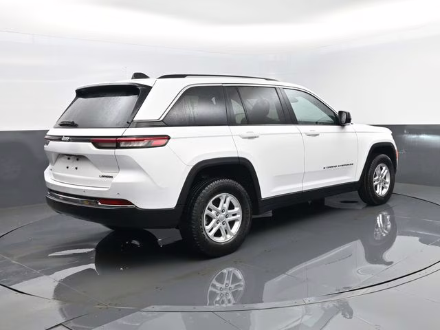 2023 Bright White Clearcoat Jeep Grand Cherokee Laredo 4X4 SUV