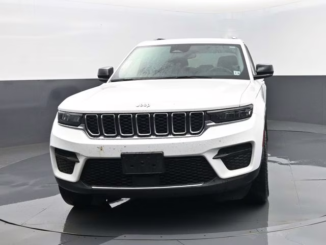 2023 Bright White Clearcoat Jeep Grand Cherokee Laredo 4X4 SUV