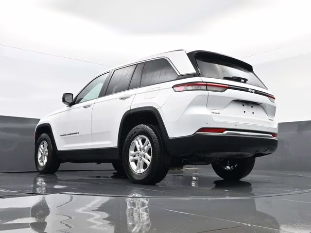 2023 Bright White Clearcoat Jeep Grand Cherokee Laredo 4X4 SUV
