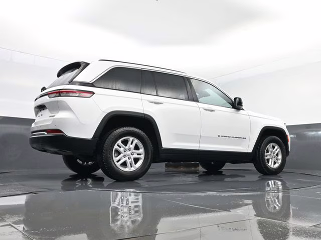 2023 Bright White Clearcoat Jeep Grand Cherokee Laredo 4X4 SUV