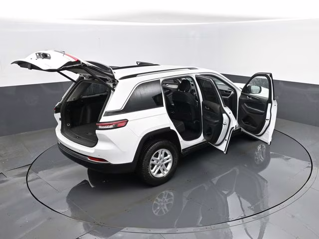 2023 Bright White Clearcoat Jeep Grand Cherokee Laredo 4X4 SUV